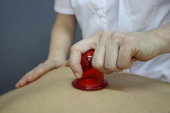 bizkarrezur-osteokondrosirako cupping masajea